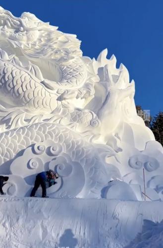 虽然看过无数次东北的雪雕，但是在看还是觉得好牛啊！